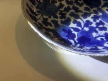 Plat en porcelaine de Chine bleu et blanc &agrave; d&eacute;cor 'sanduo', Kangxi