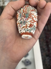 Trois tabati&egrave;res en porcelaine de Chine famille rose &agrave; d&eacute;cor en relief de figures, de dragon et de ph&eacute;nix, 19&egrave;me si&egrave;cle