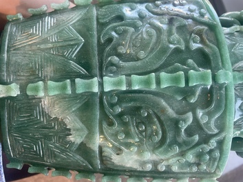 Vase couvert de style archa&iuml;que en pierre dure, Chine, 20&egrave;me si&egrave;cle