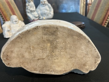 Quatre sculptures de Bouddha et de Guanyin en porcelaine blanc de Chine et famille rose, 19&egrave;me/20&egrave;me si&egrave;cle