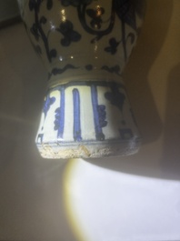 Vase de type meiping en porcelaine de Chine bleu et blanc &agrave; d&eacute;cor de ph&eacute;nix parmi des rinceaux de lotus, Ming