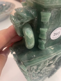 Vase couvert de style archa&iuml;que en pierre dure, Chine, 20&egrave;me si&egrave;cle