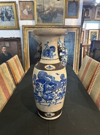 Paire de vases en porcelaine de Chine bleu et blanc dite 'de Nankin' &agrave; d&eacute;cor de lions bouddhistes et d'oiseaux parmi des branches fleuries, 19&egrave;me s.