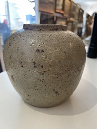 Een diverse collectie vroeg Chinees en Japans steengoed, Song en later