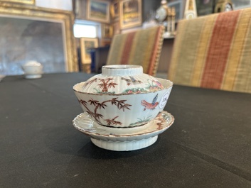 Deux paires de bols couverts sur pied en porcelaine de Chine famille rose &agrave; d&eacute;cor floral et d'oiseaux parmi des branches fleuries, 19&egrave;me si&egrave;cle