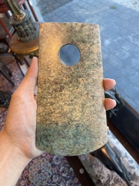 Un disque bi et une hache rituelle en jade, Chine, probablement Liangzhu et p&eacute;riode des Royaumes combattants