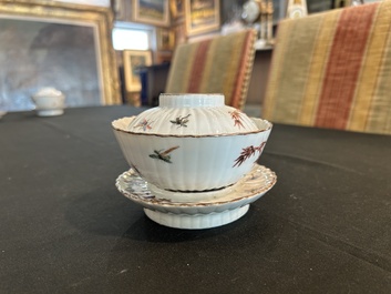 Deux paires de bols couverts sur pied en porcelaine de Chine famille rose &agrave; d&eacute;cor floral et d'oiseaux parmi des branches fleuries, 19&egrave;me si&egrave;cle