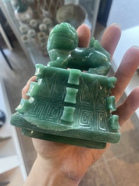 Vase couvert de style archa&iuml;que en pierre dure, Chine, 20&egrave;me si&egrave;cle