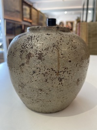 Een diverse collectie vroeg Chinees en Japans steengoed, Song en later