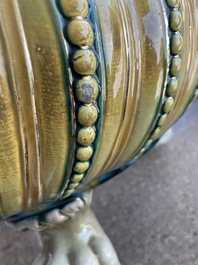 Jardini&egrave;re sur pi&eacute;tement tripode &agrave; d&eacute;cor de mascarons et de griffons en majolique dans le style de Minton, 19&egrave;me/20&egrave;me si&egrave;cle