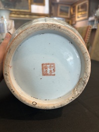 Deux vases et deux portes-chapeaux en porcelaine de Chine famille rose &agrave; d&eacute;cor figuratif et de paysage, 19&egrave;me/20&egrave;me si&egrave;cle