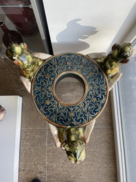 Jardini&egrave;re sur pi&eacute;tement tripode &agrave; d&eacute;cor de mascarons et de griffons en majolique dans le style de Minton, 19&egrave;me/20&egrave;me si&egrave;cle
