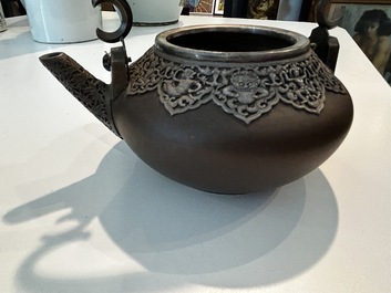 Een diverse collectie porselein en steengoed, China, Vietnam en Thailand, 16de/20ste eeuw