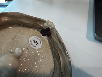 Plaque d'autel &agrave; d&eacute;cor d'immortel en blanc de Chine du Fujian, fin de la dynastie Ming