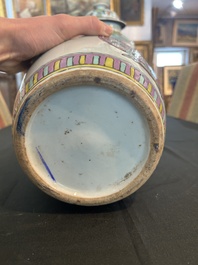 Vase couvert &agrave; d&eacute;cor d'antiquit&eacute;s, un pot couvert et un bol &agrave; d&eacute;cor d'immortels en porcelaine de Chine famille rose, 19&egrave;me si&egrave;cle