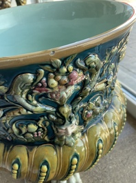 Jardini&egrave;re sur pi&eacute;tement tripode &agrave; d&eacute;cor de mascarons et de griffons en majolique dans le style de Minton, 19&egrave;me/20&egrave;me si&egrave;cle