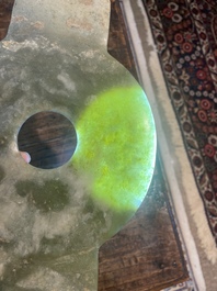 Un disque bi et une hache rituelle en jade, Chine, probablement Liangzhu et p&eacute;riode des Royaumes combattants