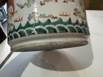 Pot &agrave; rouleaux en porcelaine de Chine famille rose &agrave; d&eacute;cor de dragon et de ph&eacute;nix, 19&egrave;me si&egrave;cle
