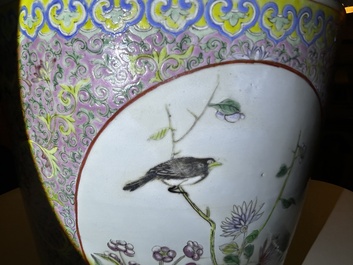 Een Chinese famille rose jardini&egrave;re met vogels tussen bloesemtakken en floraal decor, 19de eeuw