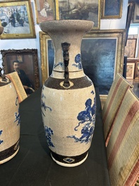 Paire de vases en porcelaine de Chine bleu et blanc dite 'de Nankin' &agrave; d&eacute;cor de lions bouddhistes et d'oiseaux parmi des branches fleuries, 19&egrave;me s.