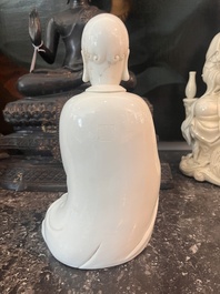 Deux groupes de Guanyin avec un enfant et un Luohan en blanc de Chine, 20&egrave;me si&egrave;cle