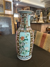 Vase en porcelaine de Chine famille rose sur fond brun capucin &agrave; d&eacute;cor de panneaux roses et turquoise &agrave; d&eacute;cor floral, 19&egrave;me si&egrave;cle