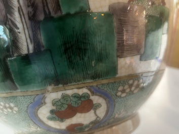 Vase en porcelaine de Chine famille verte dite 'de Nankin'  &agrave; d&eacute;cor de visite &agrave; la cour, 19&egrave;me si&egrave;cle