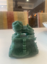 Vase couvert de style archa&iuml;que en pierre dure, Chine, 20&egrave;me si&egrave;cle