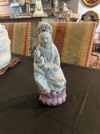 Quatre sculptures de Bouddha et de Guanyin en porcelaine blanc de Chine et famille rose, 19&egrave;me/20&egrave;me si&egrave;cle
