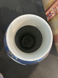 Paire de vases en porcelaine de Chine famille verte sur fond bleu poudr&eacute; &agrave; d&eacute;cor de sc&egrave;nes de palais, 19&egrave;me si&egrave;cle