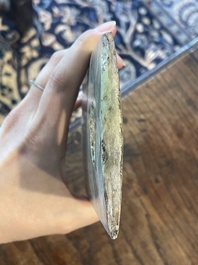 Un disque bi et une hache rituelle en jade, Chine, probablement Liangzhu et p&eacute;riode des Royaumes combattants