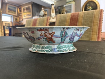 Vase couvert &agrave; d&eacute;cor d'antiquit&eacute;s, un pot couvert et un bol &agrave; d&eacute;cor d'immortels en porcelaine de Chine famille rose, 19&egrave;me si&egrave;cle