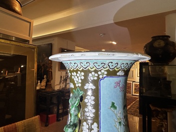 Vase en porcelaine de Chine famille rose sur fond brun capucin &agrave; d&eacute;cor de panneaux roses et turquoise &agrave; d&eacute;cor floral, 19&egrave;me si&egrave;cle