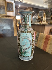 Vase en porcelaine de Chine famille rose sur fond brun capucin &agrave; d&eacute;cor de panneaux roses et turquoise &agrave; d&eacute;cor floral, 19&egrave;me si&egrave;cle