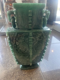 Vase couvert de style archa&iuml;que en pierre dure, Chine, 20&egrave;me si&egrave;cle