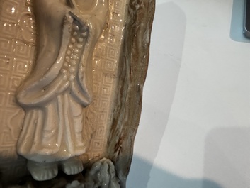 Plaque d'autel &agrave; d&eacute;cor d'immortel en blanc de Chine du Fujian, fin de la dynastie Ming