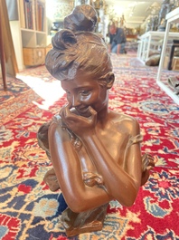 Georges Van der Straeten (1856-1928): Buste de dame, bronze &agrave; patine brune &amp; Reinhold B&ouml;ltzig (1863-1939): 'Fruchtsammlerin', alb&acirc;tre