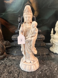 Deux groupes de Guanyin avec un enfant et un Luohan en blanc de Chine, 20&egrave;me si&egrave;cle