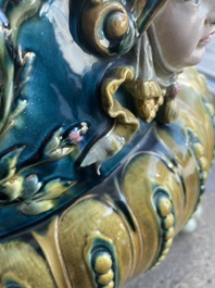 Jardini&egrave;re sur pi&eacute;tement tripode &agrave; d&eacute;cor de mascarons et de griffons en majolique dans le style de Minton, 19&egrave;me/20&egrave;me si&egrave;cle