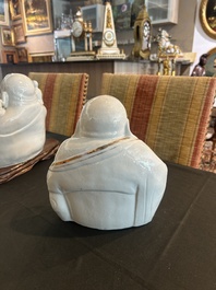Quatre sculptures de Bouddha et de Guanyin en porcelaine blanc de Chine et famille rose, 19&egrave;me/20&egrave;me si&egrave;cle