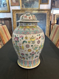 Vase couvert &agrave; d&eacute;cor d'antiquit&eacute;s, un pot couvert et un bol &agrave; d&eacute;cor d'immortels en porcelaine de Chine famille rose, 19&egrave;me si&egrave;cle