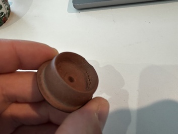 Sept th&eacute;i&egrave;res en porcelaine de Chine bleu, blanc, famille rose, verte et en gr&egrave;s de Yixing, Kangxi et post&eacute;rieur