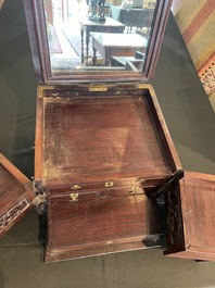 Coffre de toilette en bois aux montures en laiton dor&eacute;, Chine, 19&egrave;me si&egrave;cle