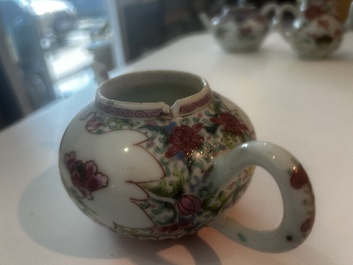 Sept th&eacute;i&egrave;res en porcelaine de Chine bleu, blanc, famille rose, verte et en gr&egrave;s de Yixing, Kangxi et post&eacute;rieur