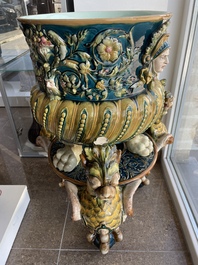 Jardini&egrave;re sur pi&eacute;tement tripode &agrave; d&eacute;cor de mascarons et de griffons en majolique dans le style de Minton, 19&egrave;me/20&egrave;me si&egrave;cle