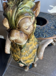 Jardini&egrave;re sur pi&eacute;tement tripode &agrave; d&eacute;cor de mascarons et de griffons en majolique dans le style de Minton, 19&egrave;me/20&egrave;me si&egrave;cle