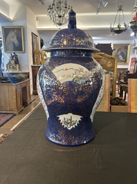 Een paar grote Chinese famille rose vazen met draken en feniksen op blauwe fondkleur, Kangxi merk, 19de eeuw