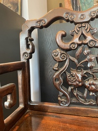 Chaise en bois dur sculpt&eacute; et ajour&eacute;, Chine, 20&egrave;me si&egrave;cle