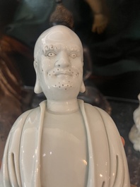 Deux groupes de Guanyin avec un enfant et un Luohan en blanc de Chine, 20&egrave;me si&egrave;cle