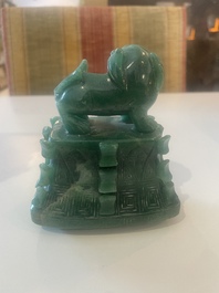 Vase couvert de style archa&iuml;que en pierre dure, Chine, 20&egrave;me si&egrave;cle